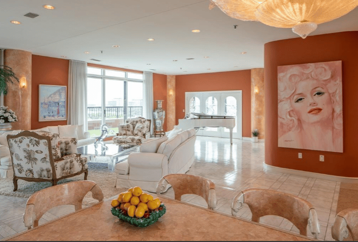Mega Condo on the Mystic